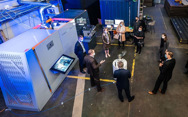 Prime minister Sanna Marin getting to know the Q Power, Wärtsilä and Soletair Power system. © Copyright Wärtsilä.