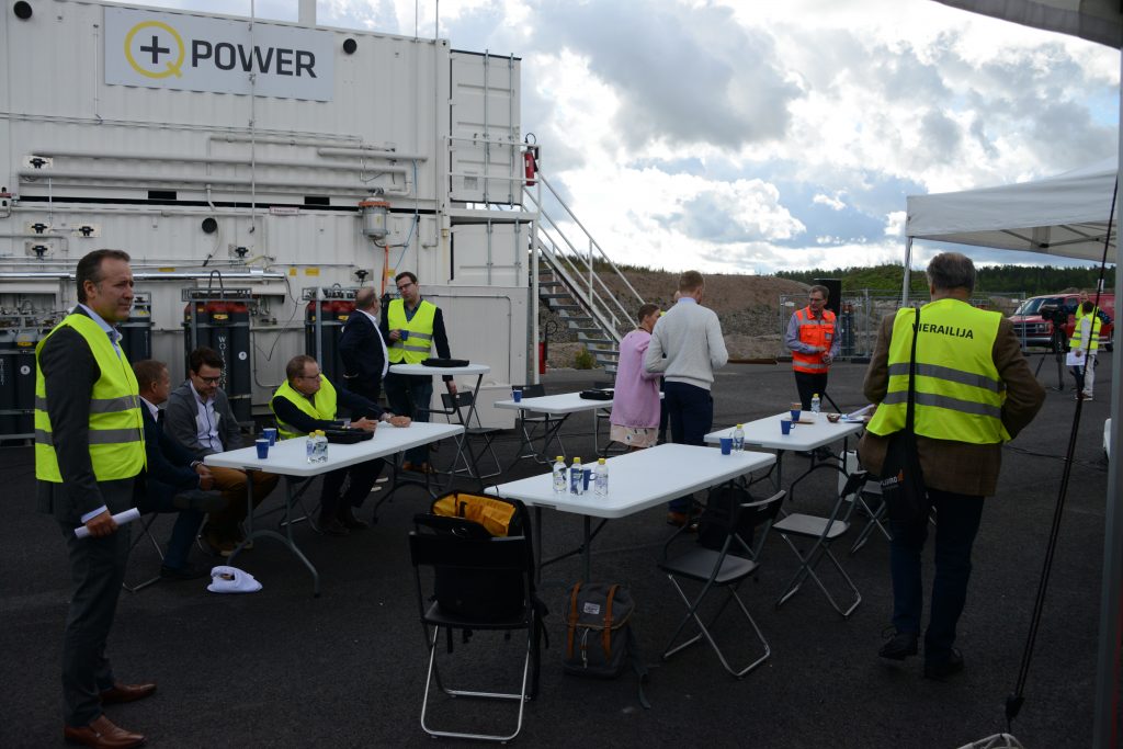 Q Power on-site piloting unit and people